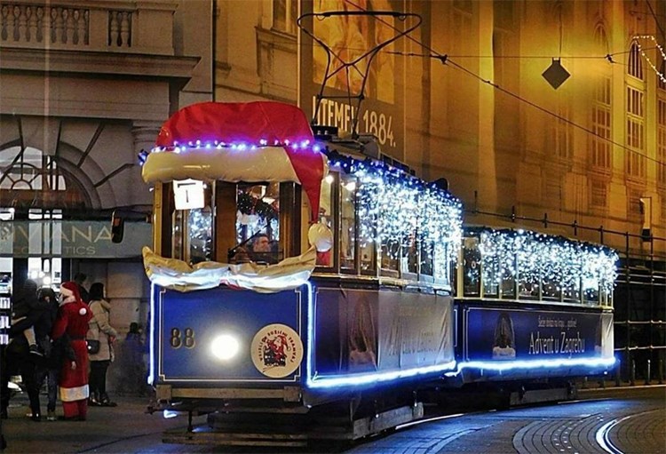 Veseli božićni tramvaj na zagrebačkim ulicama